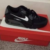 New In Box Air Max Men Size 10. 4o2 383 391o