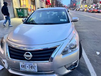 Selling a Nissan Altima 2015 110k runs and drives