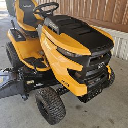 CUB CADET GAS 42"IN RIDING LANW TRACTOR LIKE NEW 