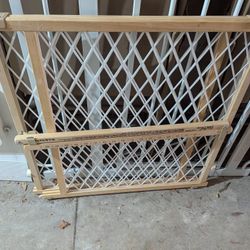 ADJUSTABLE PET DOOR GATE 