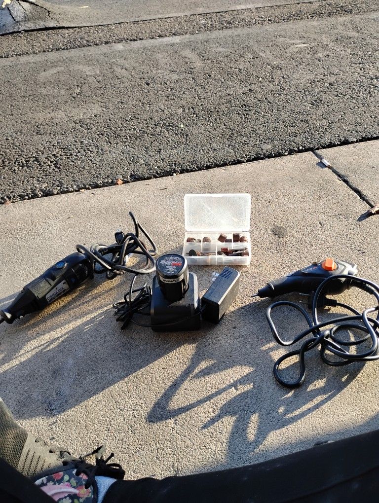 One Dremel Battery And Charger One Engraver