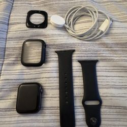 Apple Watch SE (2nd Gen) 44mm GPS – Excellent + Charger & 1 Bands