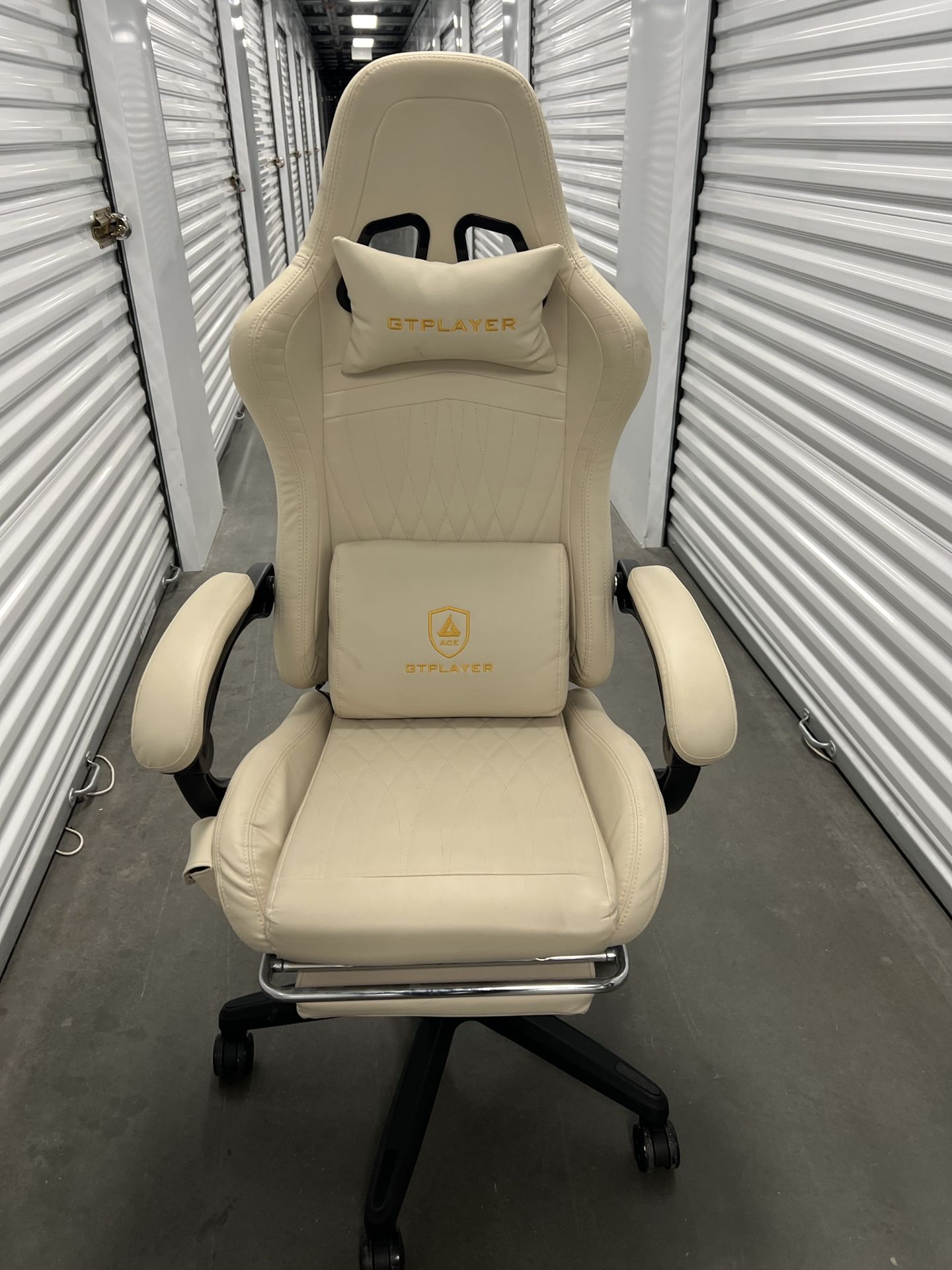 GTPlayer White Gaming Chair Footrest + Lumbar Support. LIKE NEW