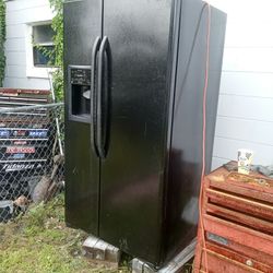 Ice Cold Quiet Clean And Smooth And Huge GE Side By Side For Sale In Pine Hills 320 Or Best Offer