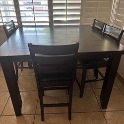 Table and 4 chairs Set