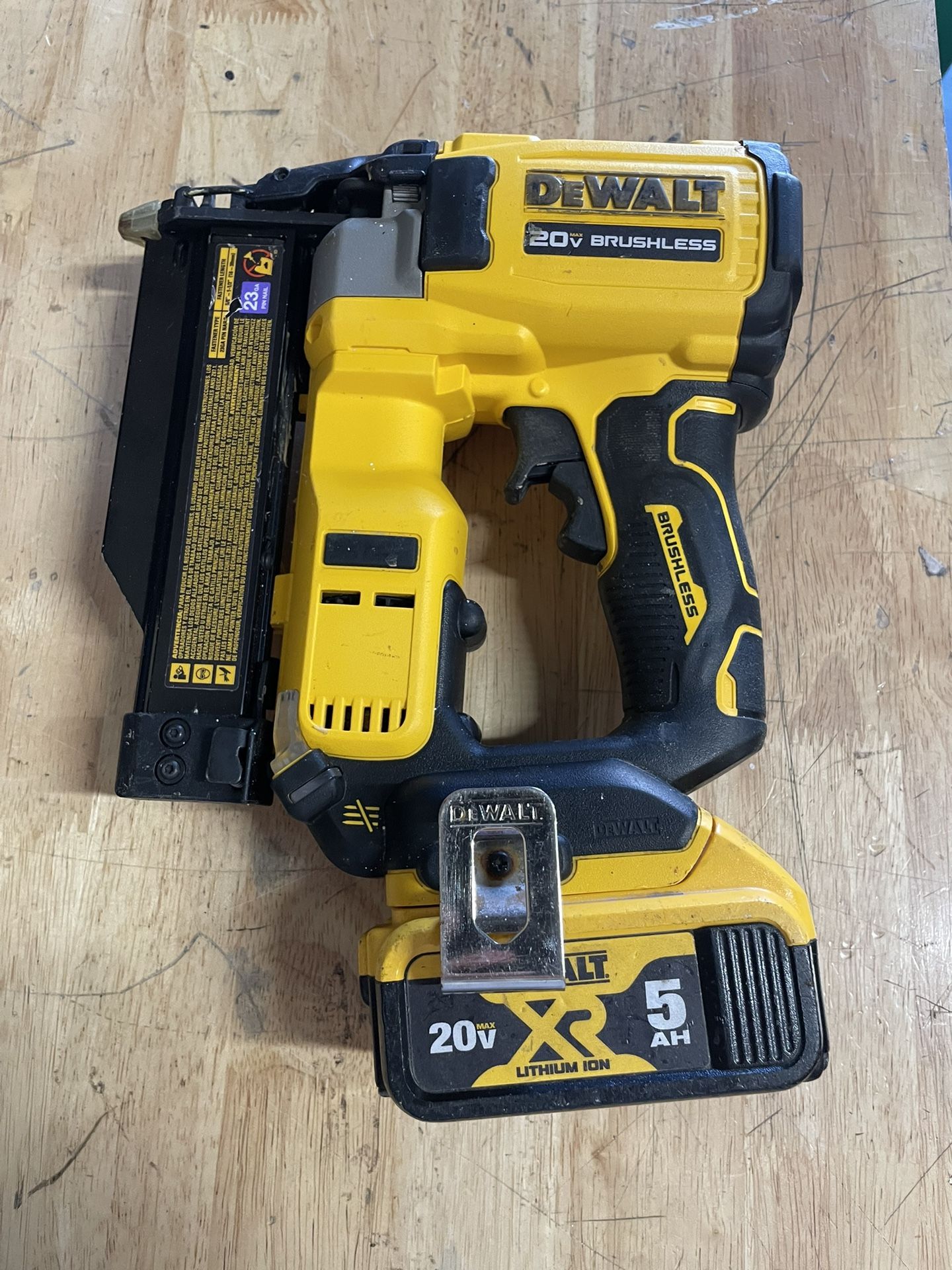 Dewalt 20v 23 GA Pin Nailer W/ Battery