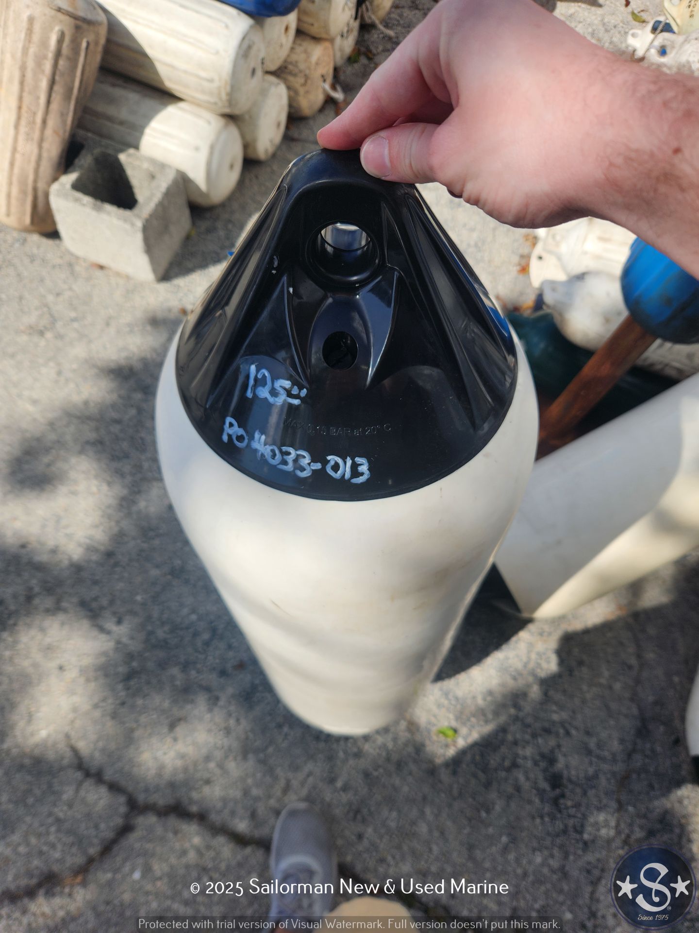 PO4033-013 Polyform F6 fender