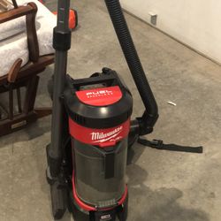 Milwaukee M18 Job site Vacuum 