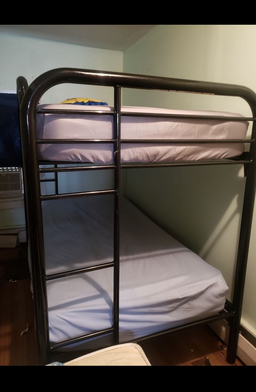 Bunk bed With 2 Twin Beds Included!