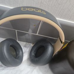 Beat solo three wireless headphones in good shape