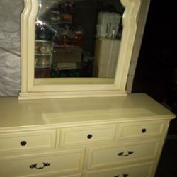 Dresser with Mirror            83x18x58