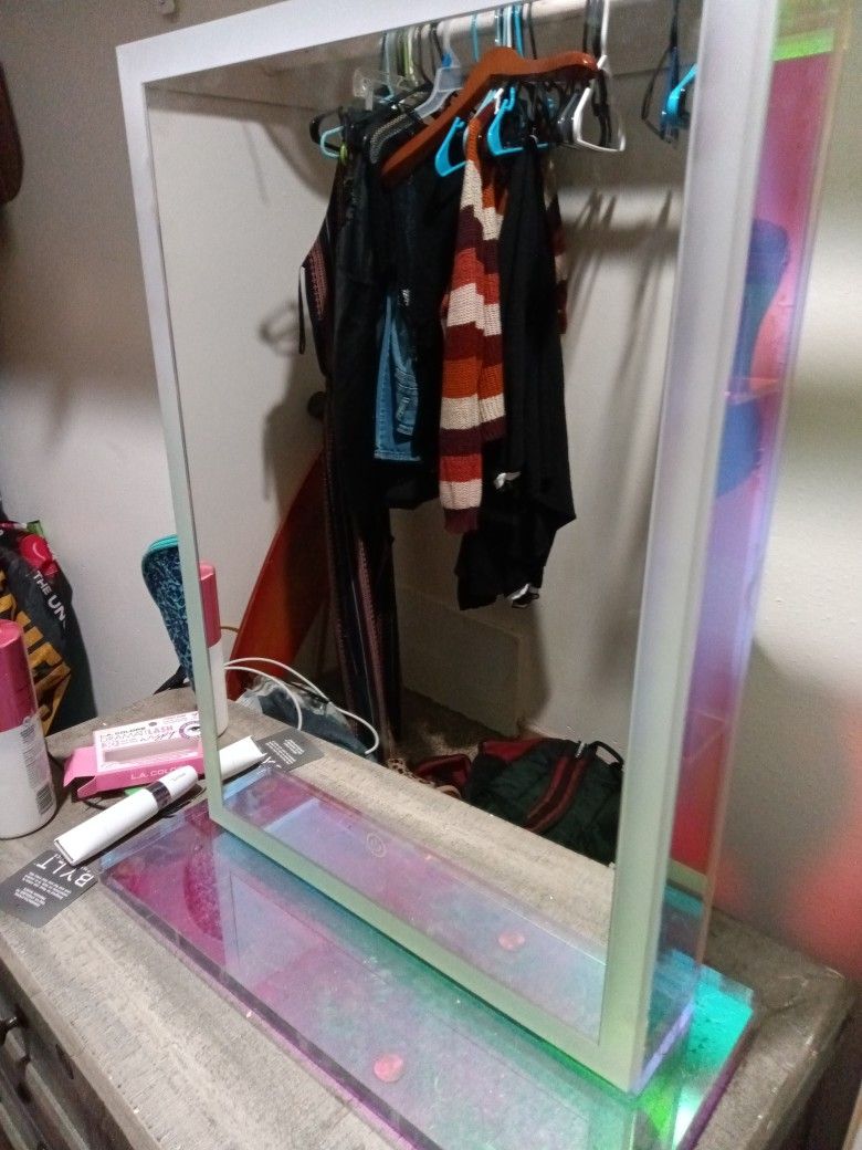 Light Up Make Up Vanity Like New 