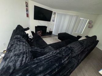 🚨 MOVING SALE — MUS GO ASAP!🚨Beautiful Black Plush Sectional