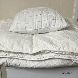 Excellent Condition White King Size Comforter and Pillow