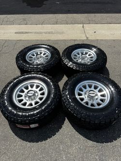 Ford F-250 and F350 Method MR703 8x170 17” BeadGrip Wheels with 35” Nitto RidgeGrappler Tires