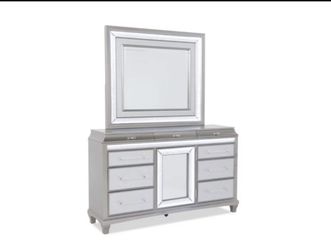 Glamour Gray 9 Drawer Dresser & Mirror ( Bobs Discount Furniture ) USED!!!! Willing To Negotiation