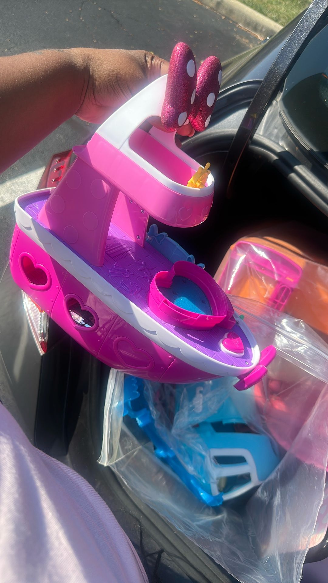Minnie Boat Comes With All Accessories $10