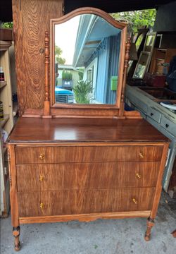 1920s Refurbished walnut Dresser with mirror from panorama city 1920s Refurbished walnut Dresser with mirror from panorama city