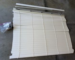 White Horizontal Window Blinds in good shape! 58” wide by about 4’ long.  Comes with hardware.