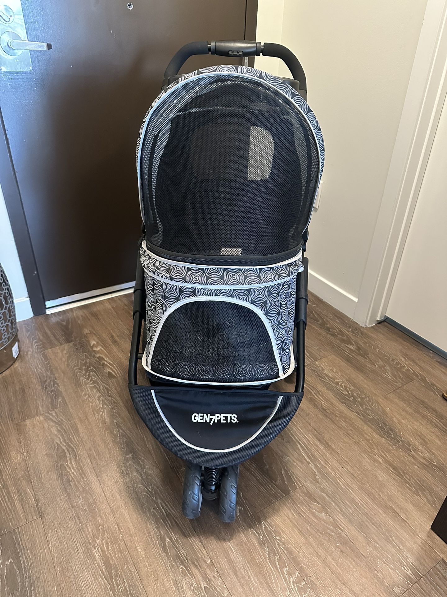 Gen7Pets Promenade Black and White Pet Stroller. Dog and Cat Stroller