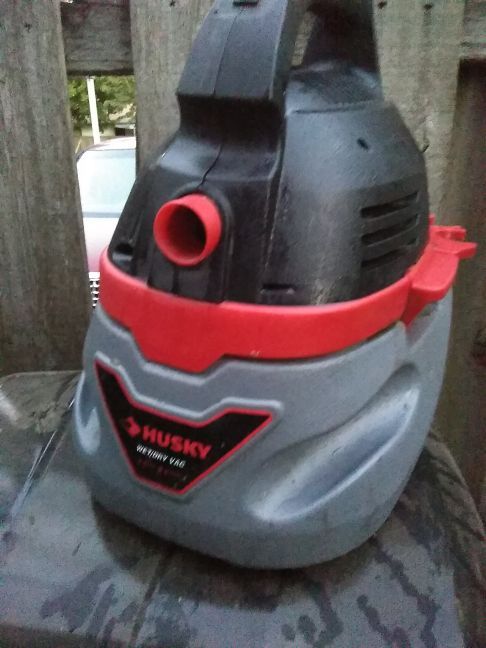 Husky wet/dry vac 2.5 gallon 9.5 liter electric