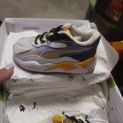 Boys Pumas Shoes SONIC THE HEDGEHOG size 6c