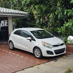 Kia Rio 2013 .... .$2200