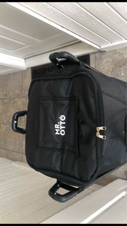 Mr. Otto Folding Cooler with Stand is a portable, soft-sided insulated bag paire