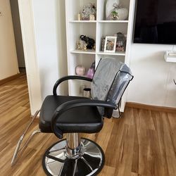 Mesas de uñas con sillas para la manicure,y 3 sillas de pelo