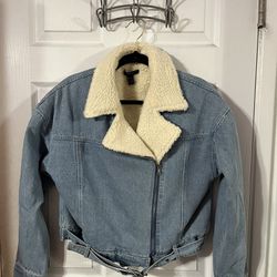 Forever 21 Women’s Blue Denim Jacket With Ivory Sherpa.  Preowned Good Condition