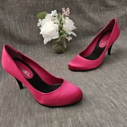 New Women's Chanel Red Satin High-End Luxury Pump Heels Size 7 US