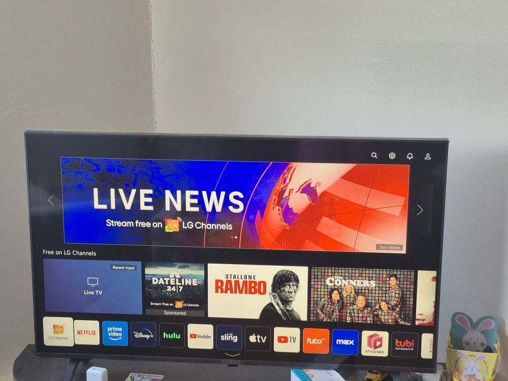 LG TV HIGH RESOLUTION W/ STAND