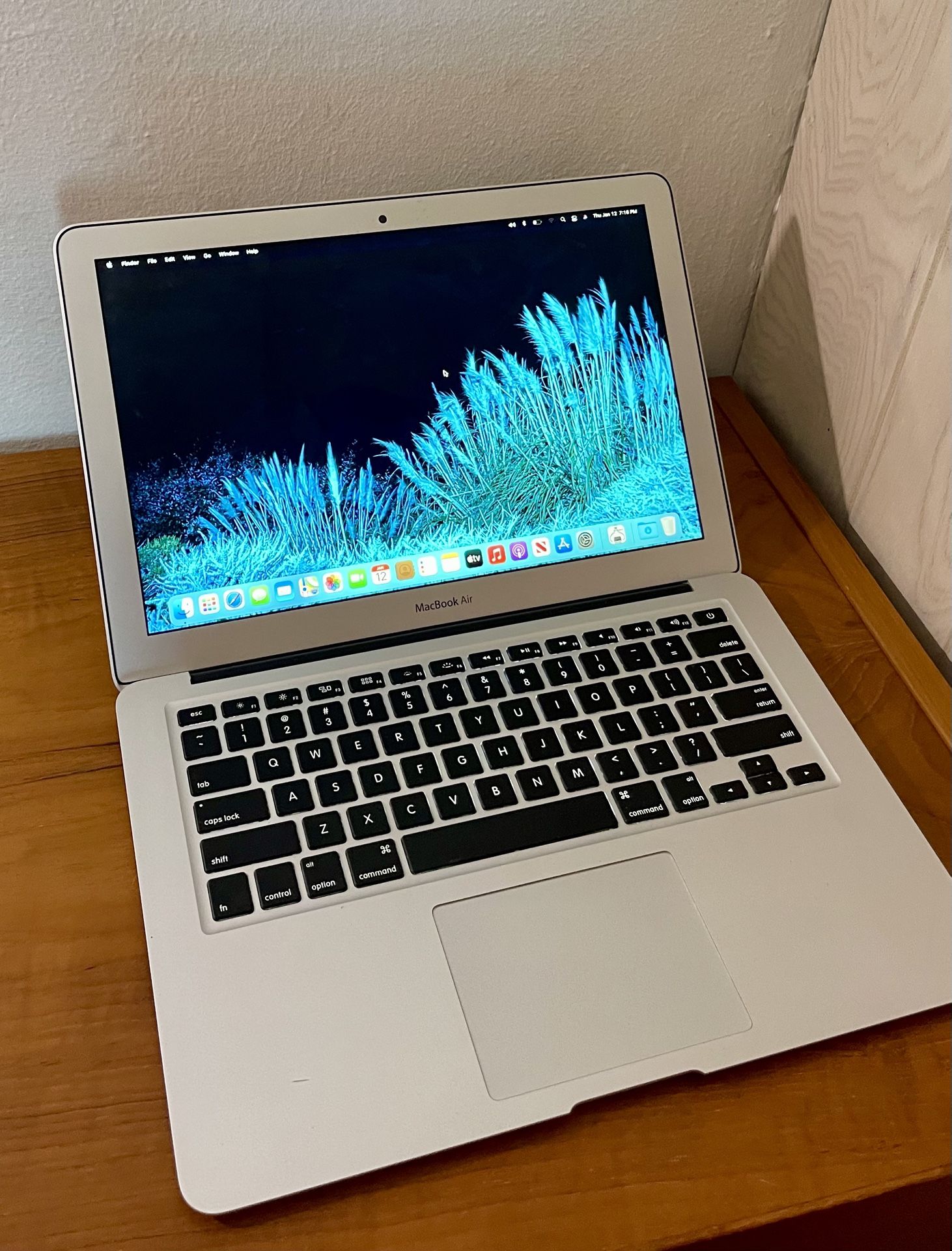 Apple MacBook Air 13” I5/8GB/256GB SSD $180