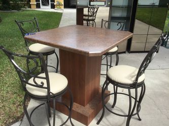 Dining pub style table with 4 barstools