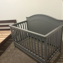 Like-New Baby Crib with Mattress – Excellent Condition