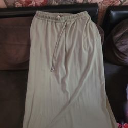 Green skirt with cute split