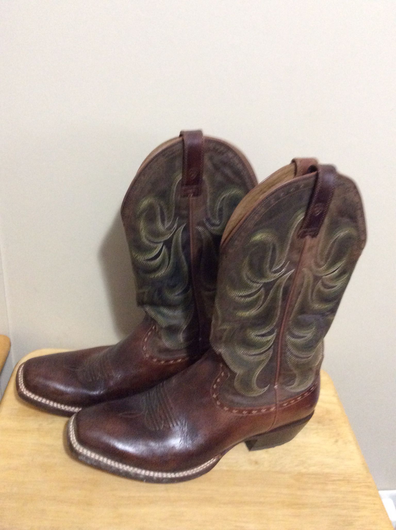 A PAIR OF MENS PRE OWNED BROWN ARIAT BRAND COWBOY BOOTS- Cond. VG