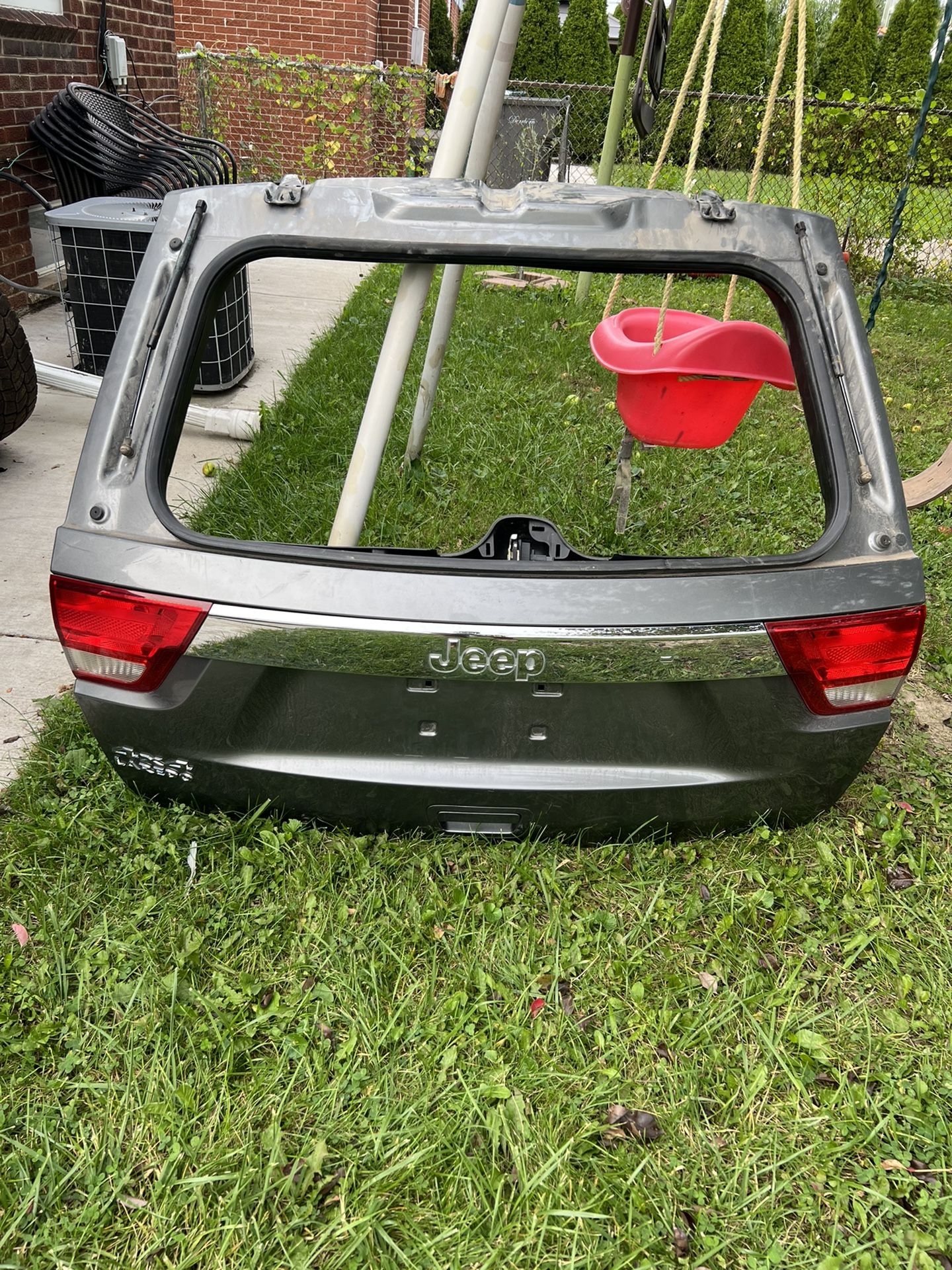 13 Jeep Grand Cherokee Back Door (tailgate 