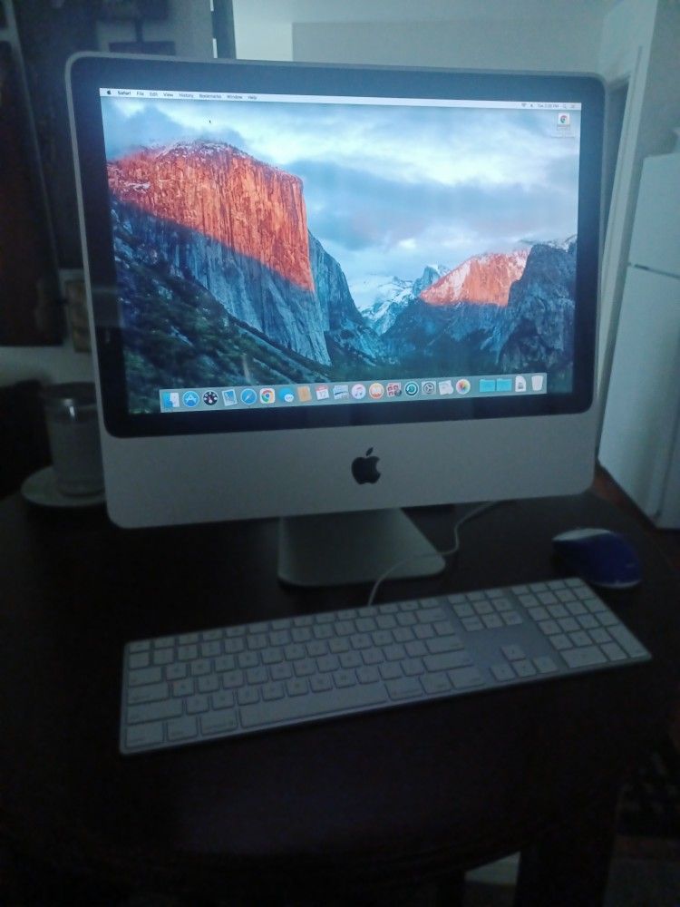 Computer. Apple I-Mac 21.5" Screen. LIKE NEW! Recently Professionally Refurbished With New Operating System. Works Like New. FIRM PRICE 