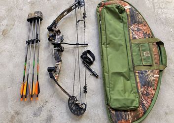 Camo Bow with Arrows and Case