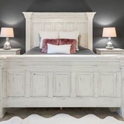 Off-White King Bedroom Set; Head/Foot Board, Two 3-Drawer Dressers