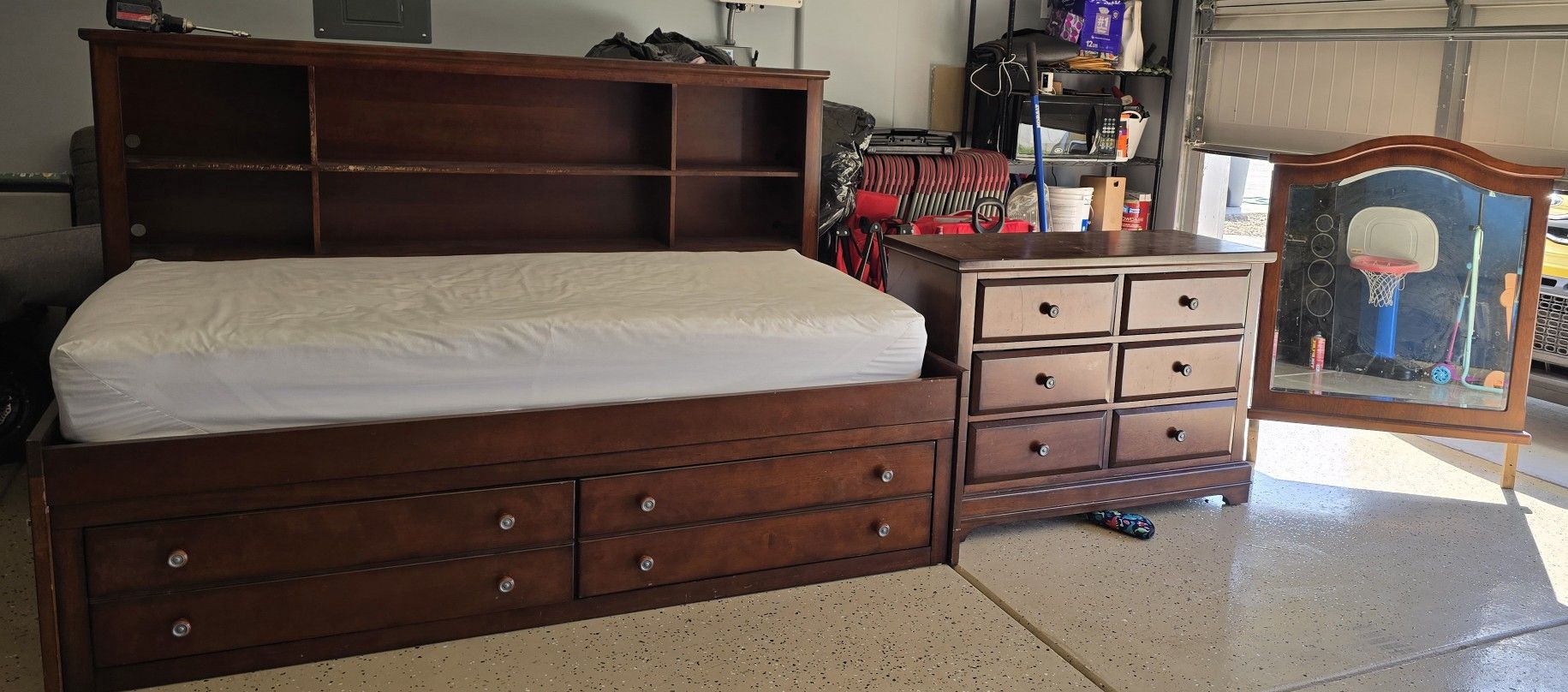 Twin Lounge Storage Bed With Dress + Matress