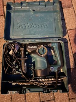 Makita HR2811 Concrete Drill With With 14 Bits 