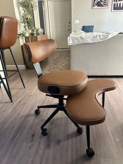 Cross-Legged Ergonomic Office Chair with Swivel Base