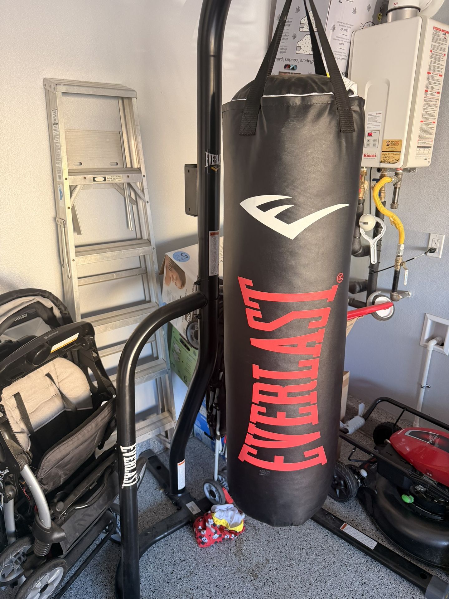 Everlast Stand And 100lb Bag