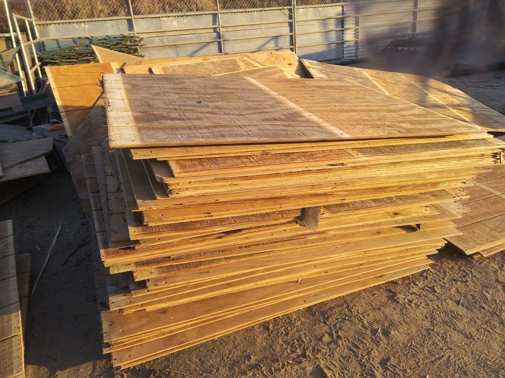 Use plywood 4ft wide x 5ft 4"long x1/2 inch $6 each/cada una