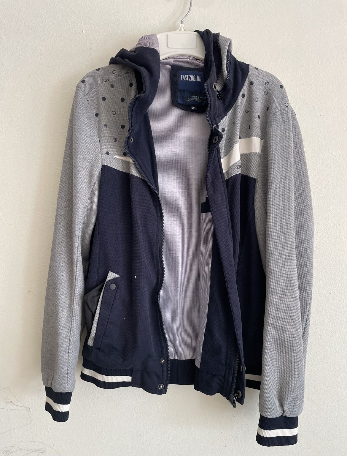 This is a men's hooded zipper jacket (also known as a pullover hoodie). • Style Design: It adopts the currently popular **color-blocking** design, wit