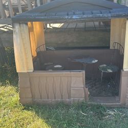 Play House With Table And 2 Chairs $15 Just Needs Cleaning
