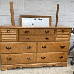 Dresser With Mirror 