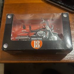 Maisto Harley Davidson Series 18 FLHTCSE CVO 2004 1:18 New In Box
